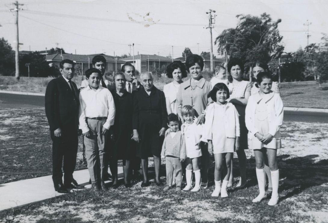 Old photo of a large family, from very young to old.