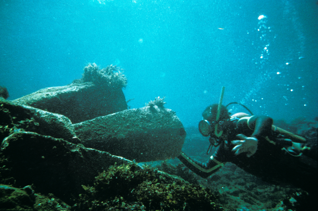 Diver with sandstone blocks on the first expedition to the Batavia wreck site, 1963.