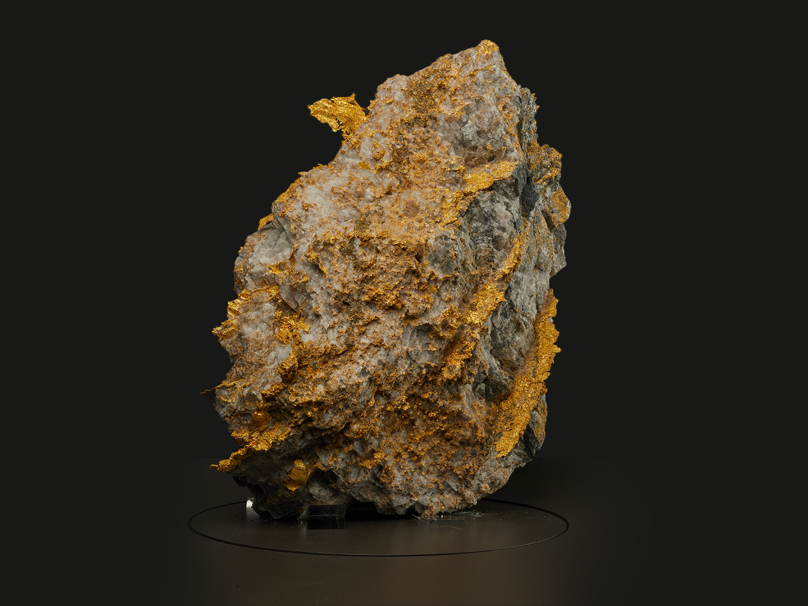 A huge gold specimen in a display case