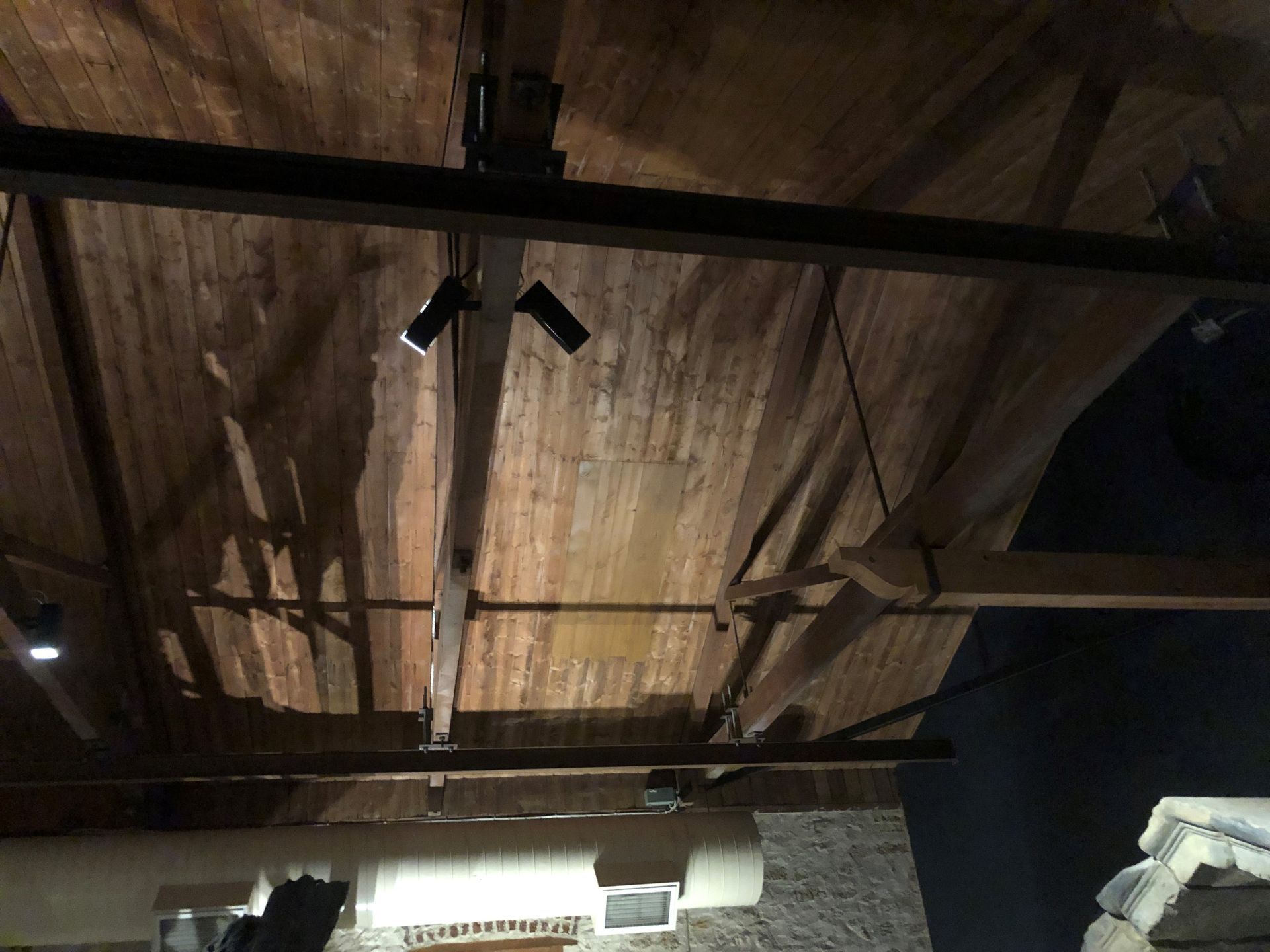 Long pine planks make up the ceiling of the room.
