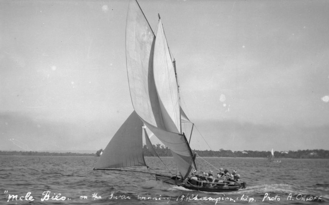 The first Mele Bilo leaning over as the wind fills its sails during its winning race.
